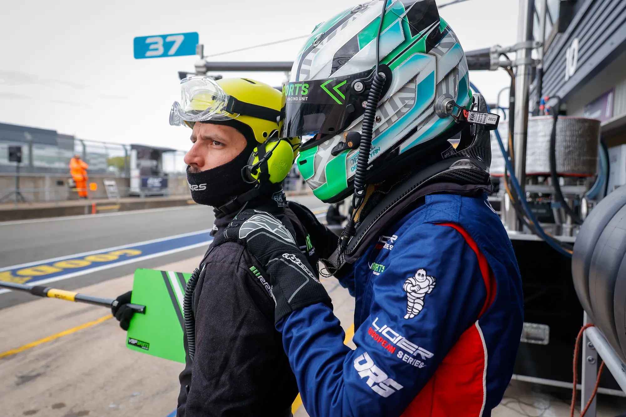 Daniel con su ingeniero en el pit lane