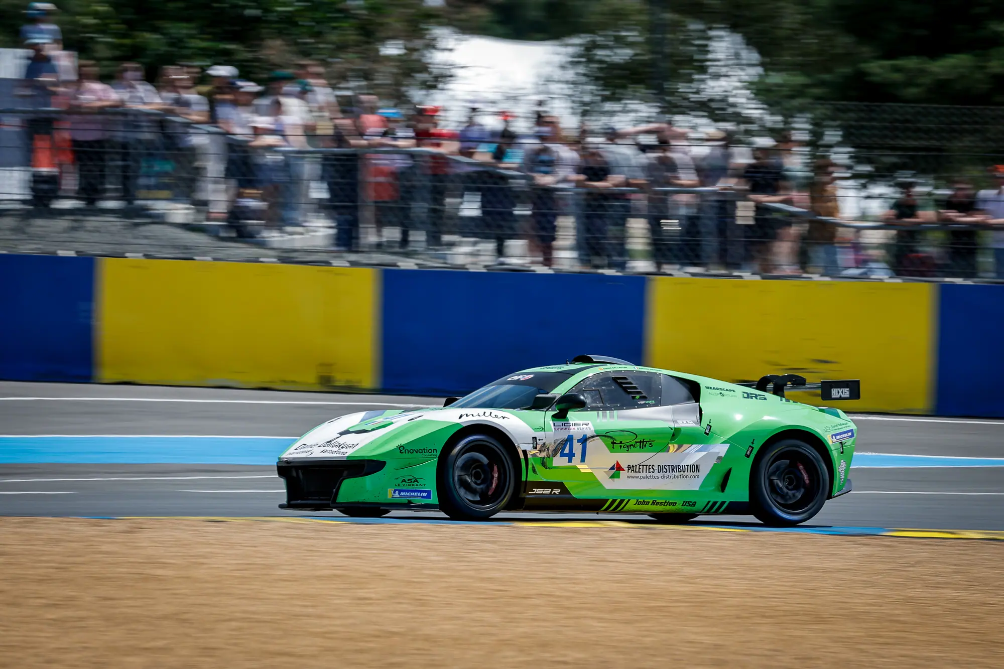El #41 ante el público de Le Mans