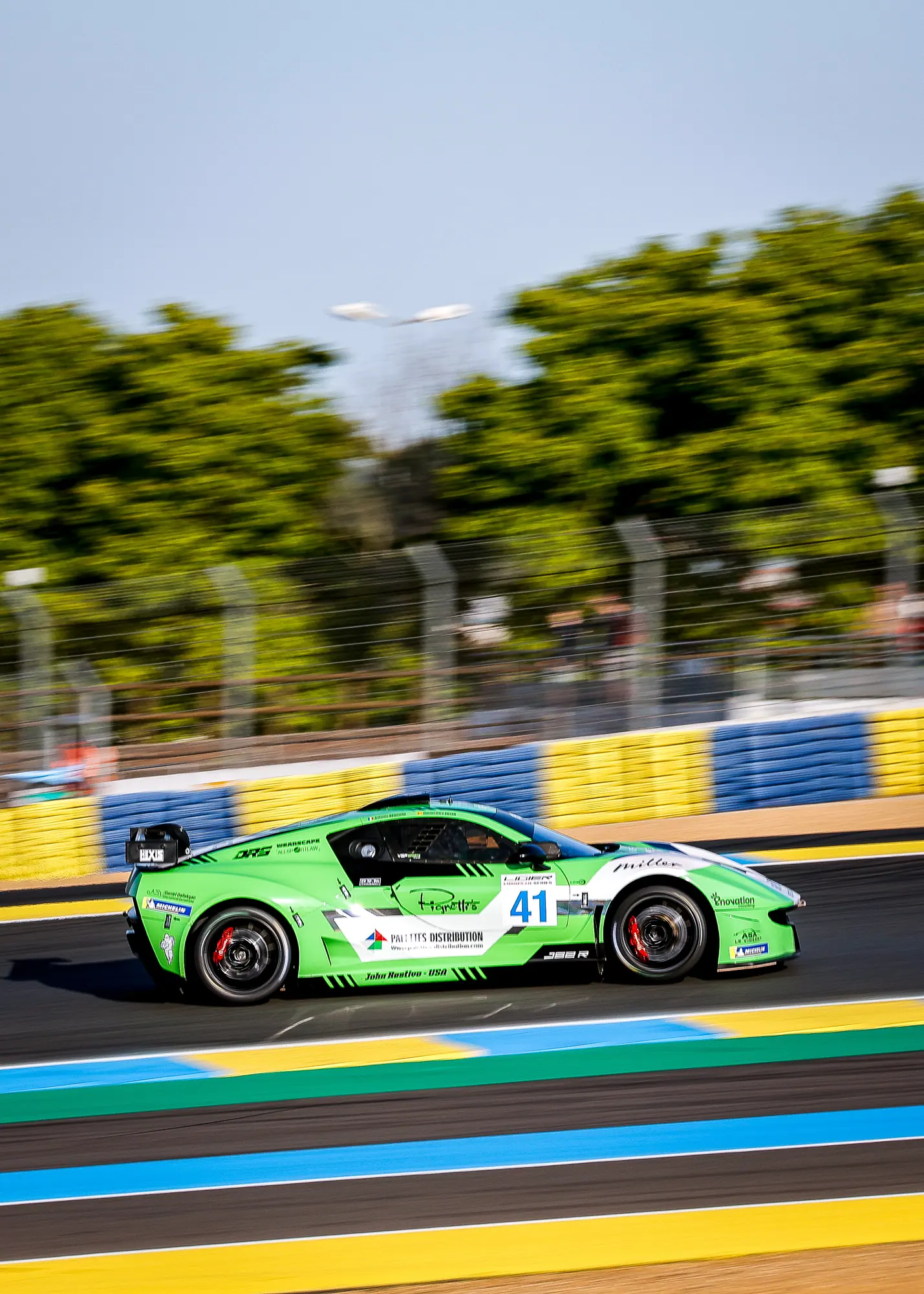 El #41 frente a los pianos de Le Mans