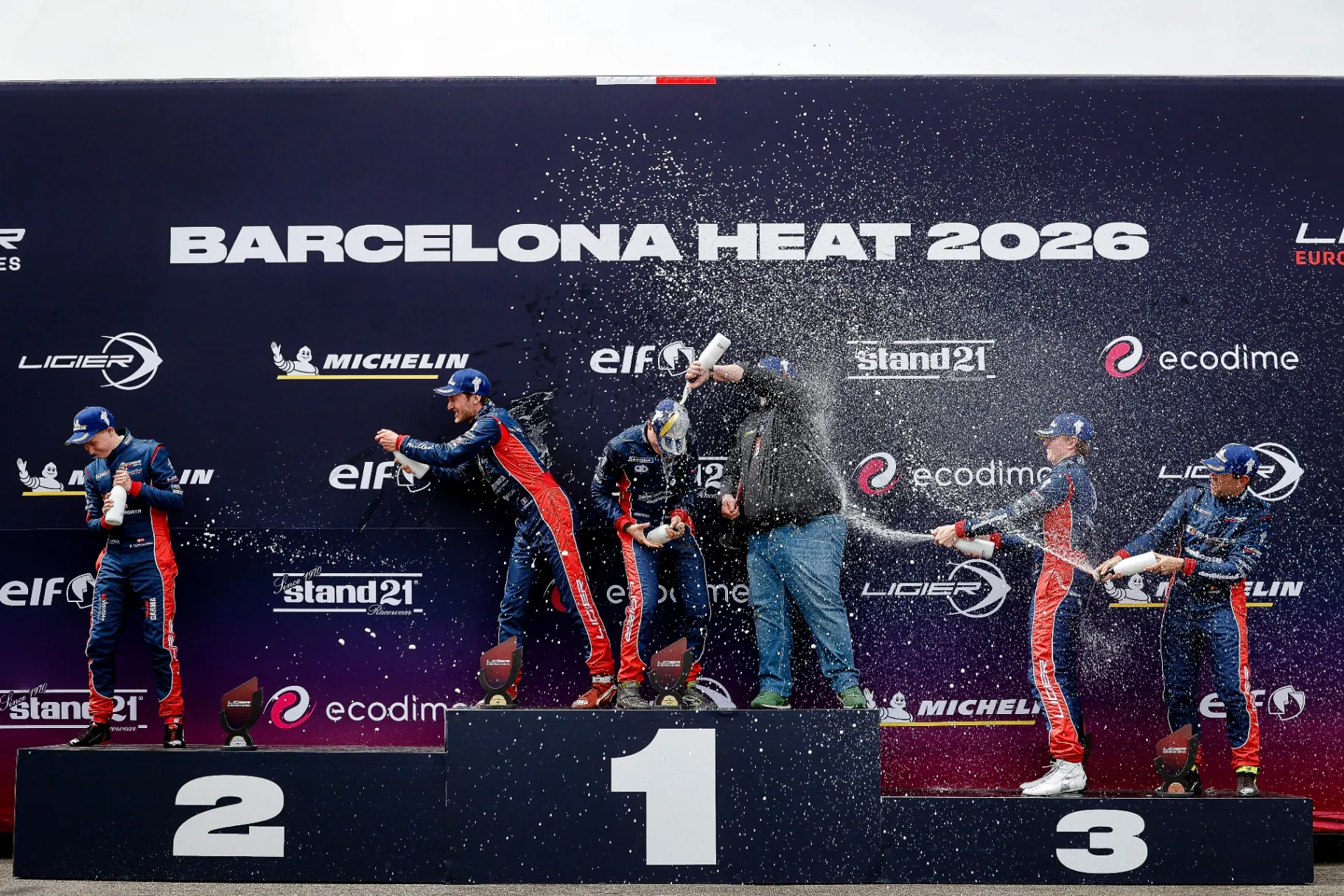 Celebración con champán en el podio de Barcelona