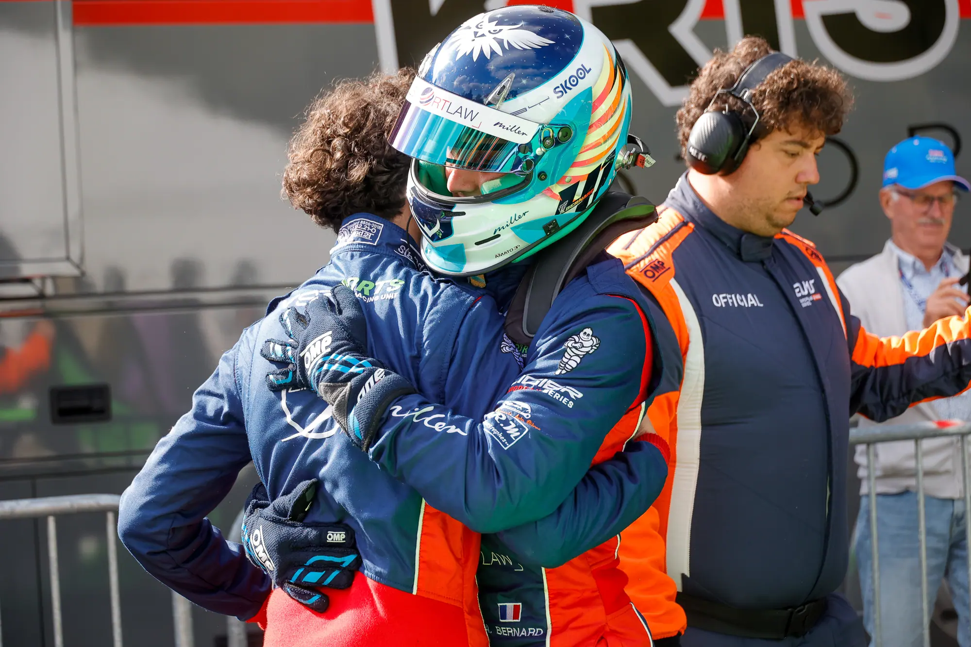 Abrazo con el equipo tras la victoria en Spa
