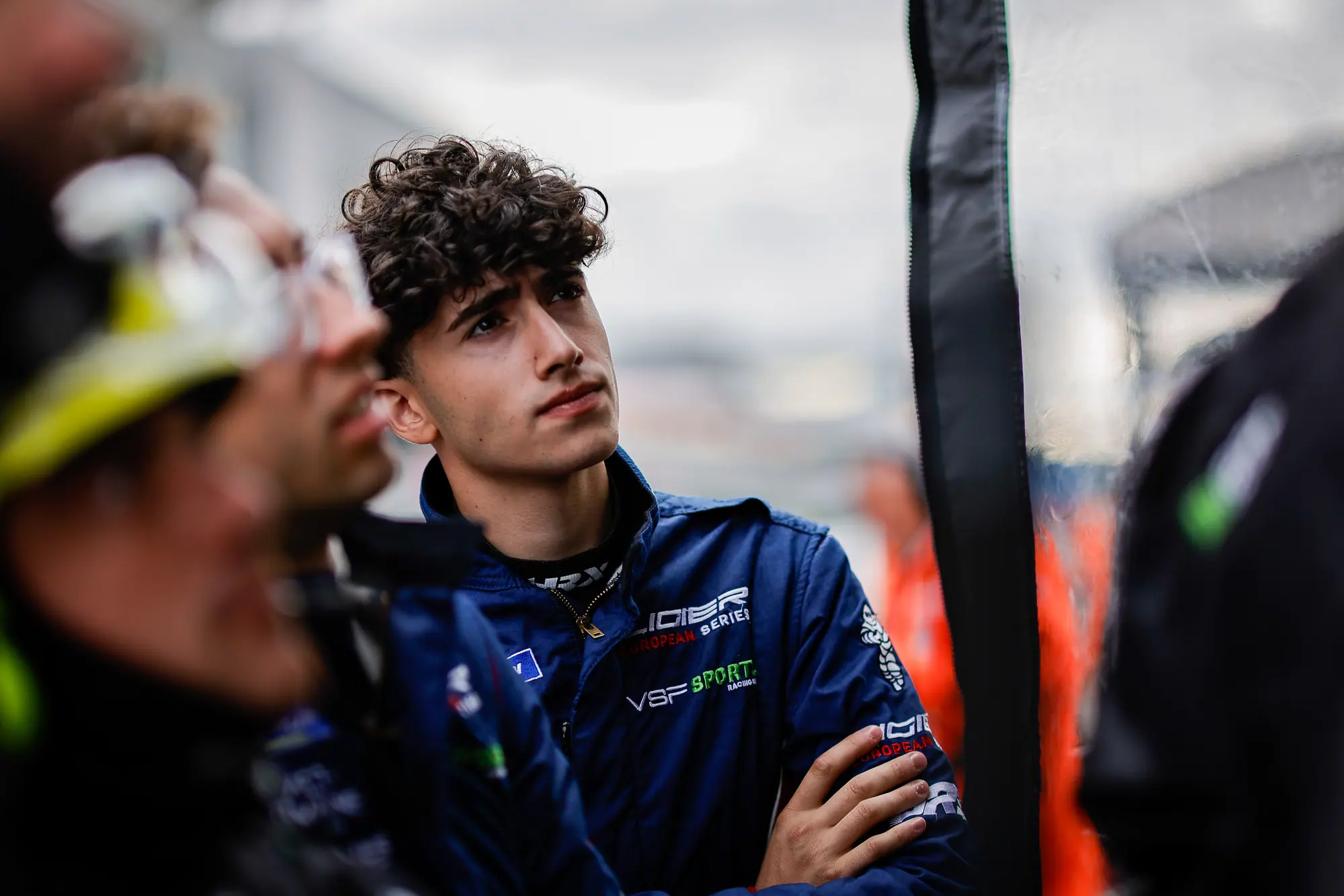 Daniel atento en el box de Silverstone