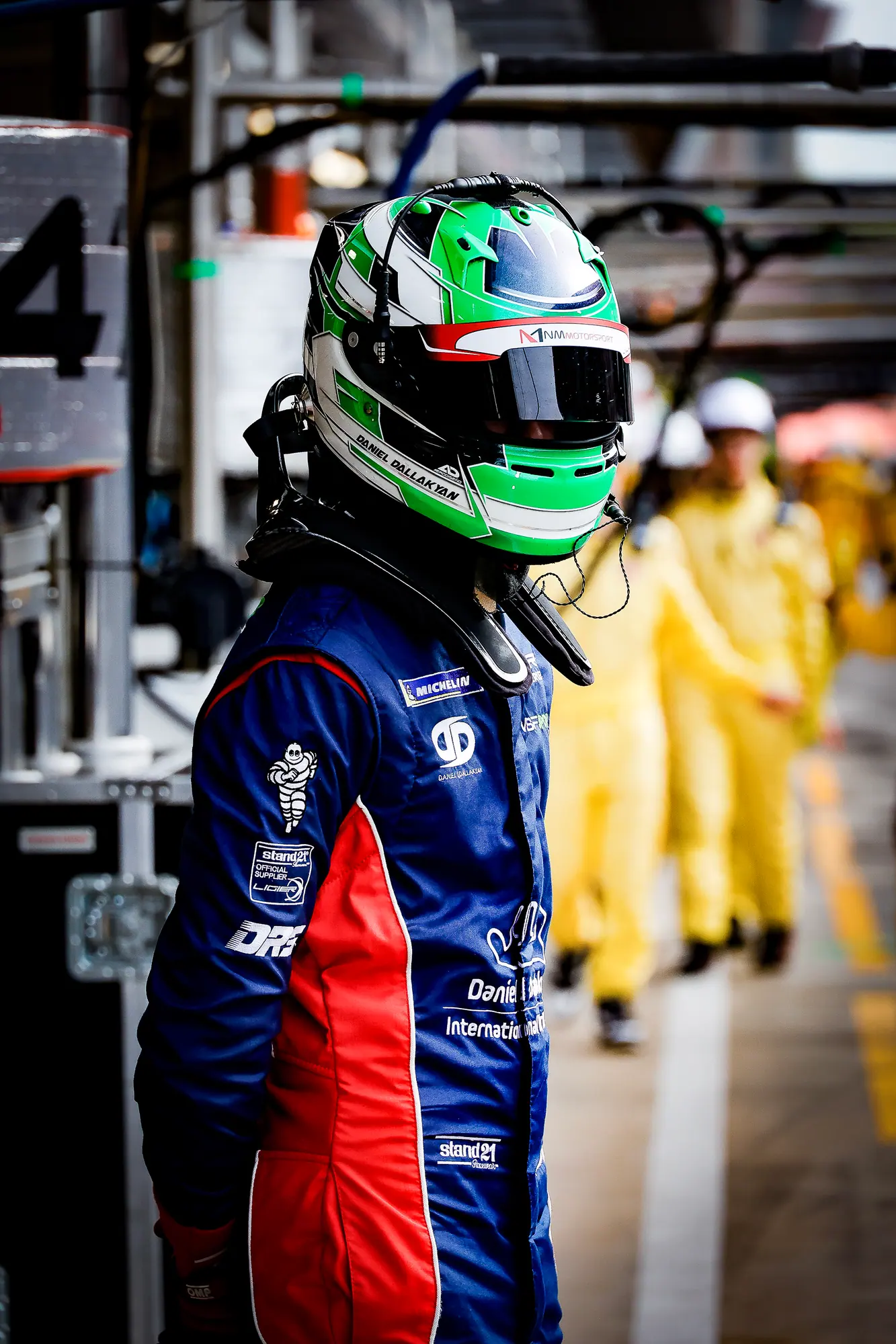 Daniel con el casco en el pit lane de Barcelona