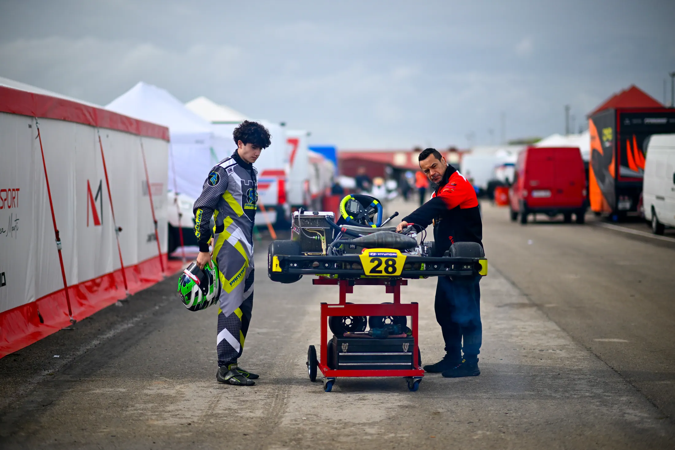 Daniel Dallakyan junto a su kart en el paddock de Campillos