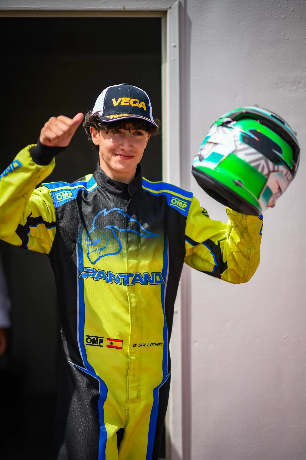 Daniel Dallakyan con el pulgar arriba y su casco