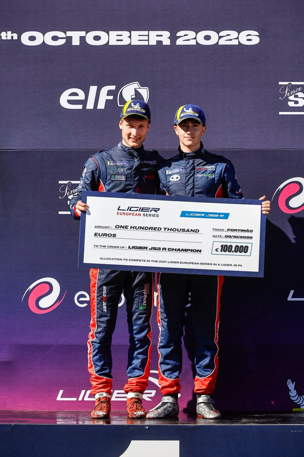 Daniel y su compañero con el premio en Portimão