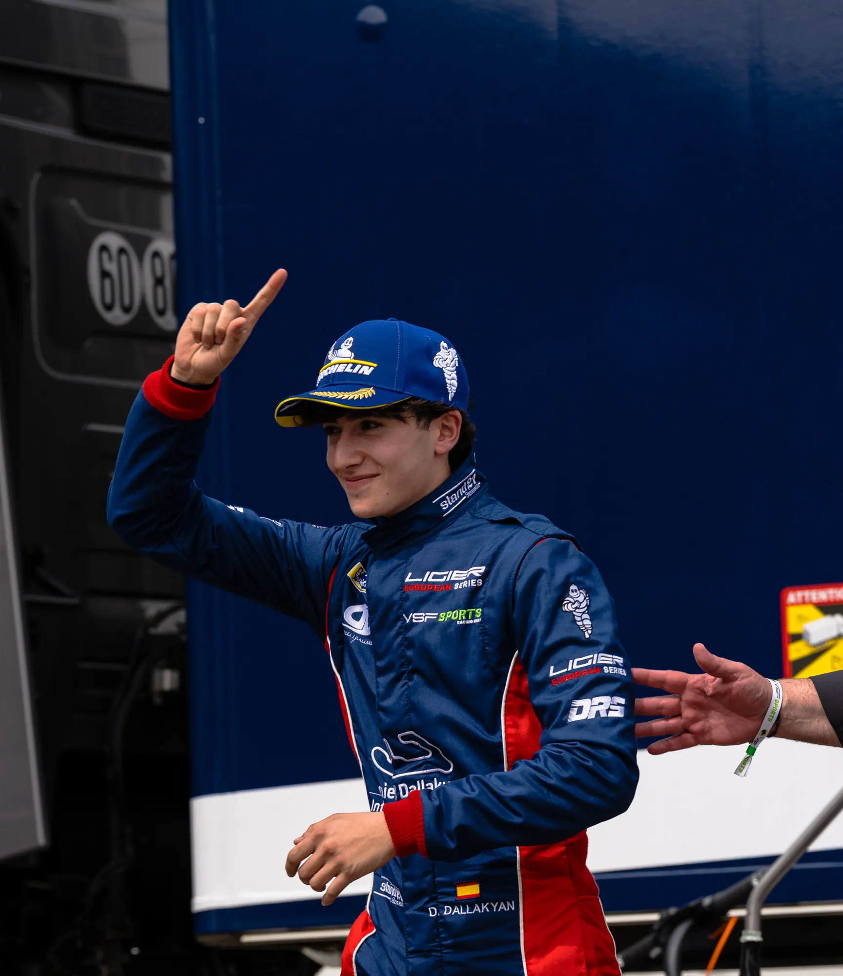 Daniel saluda al llegar al paddock