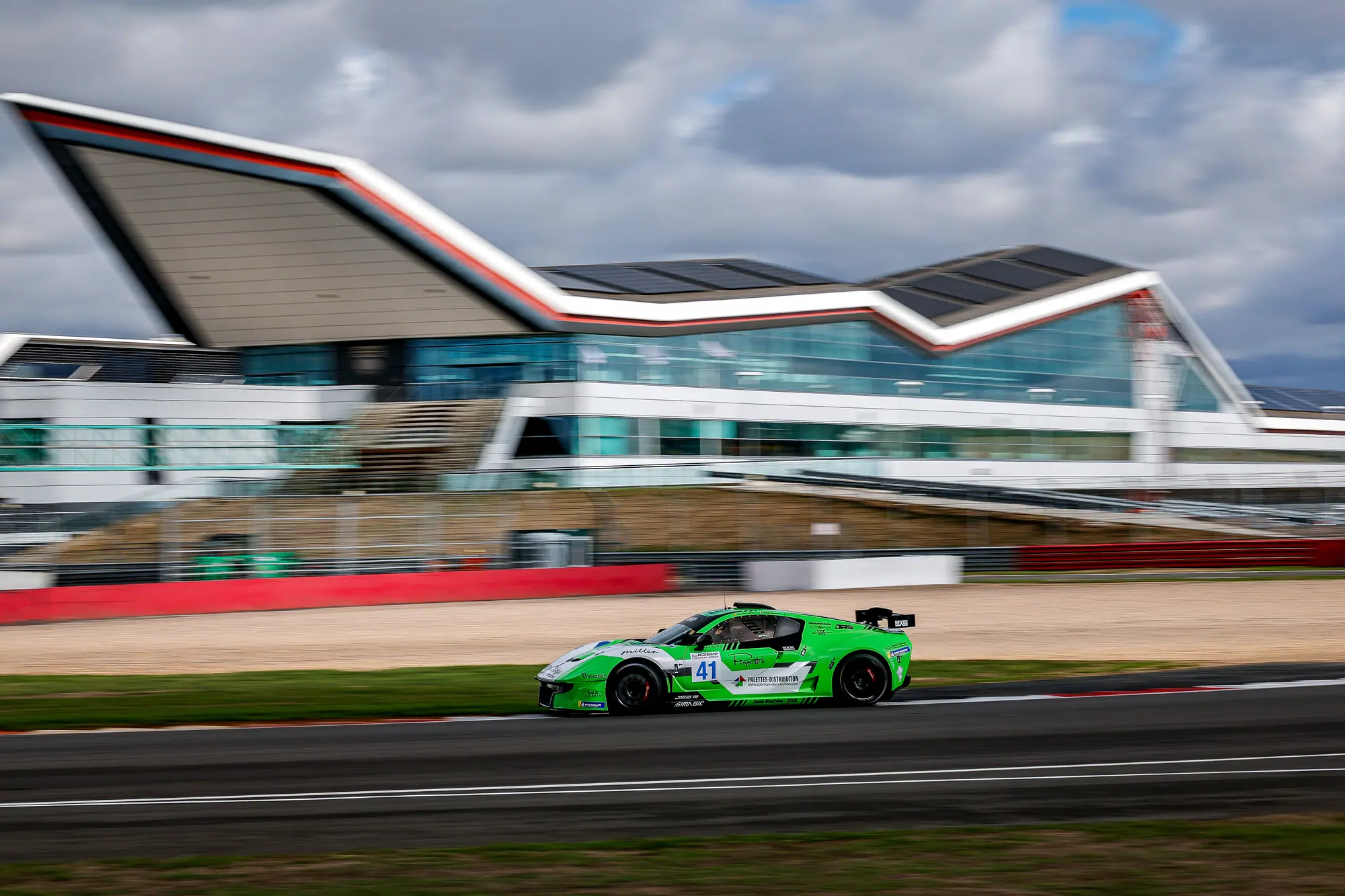 El #41 frente al edificio Wing de Silverstone