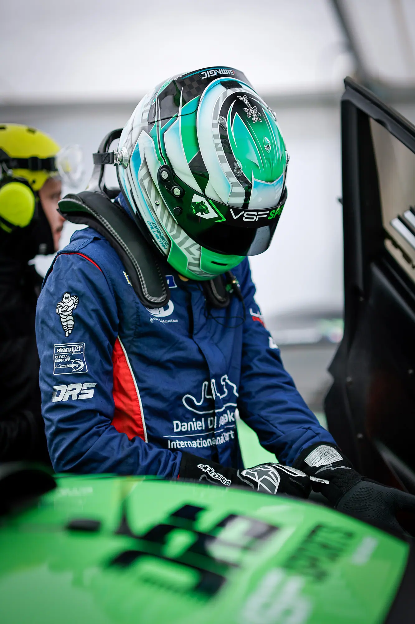 Daniel se prepara en el box de Silverstone