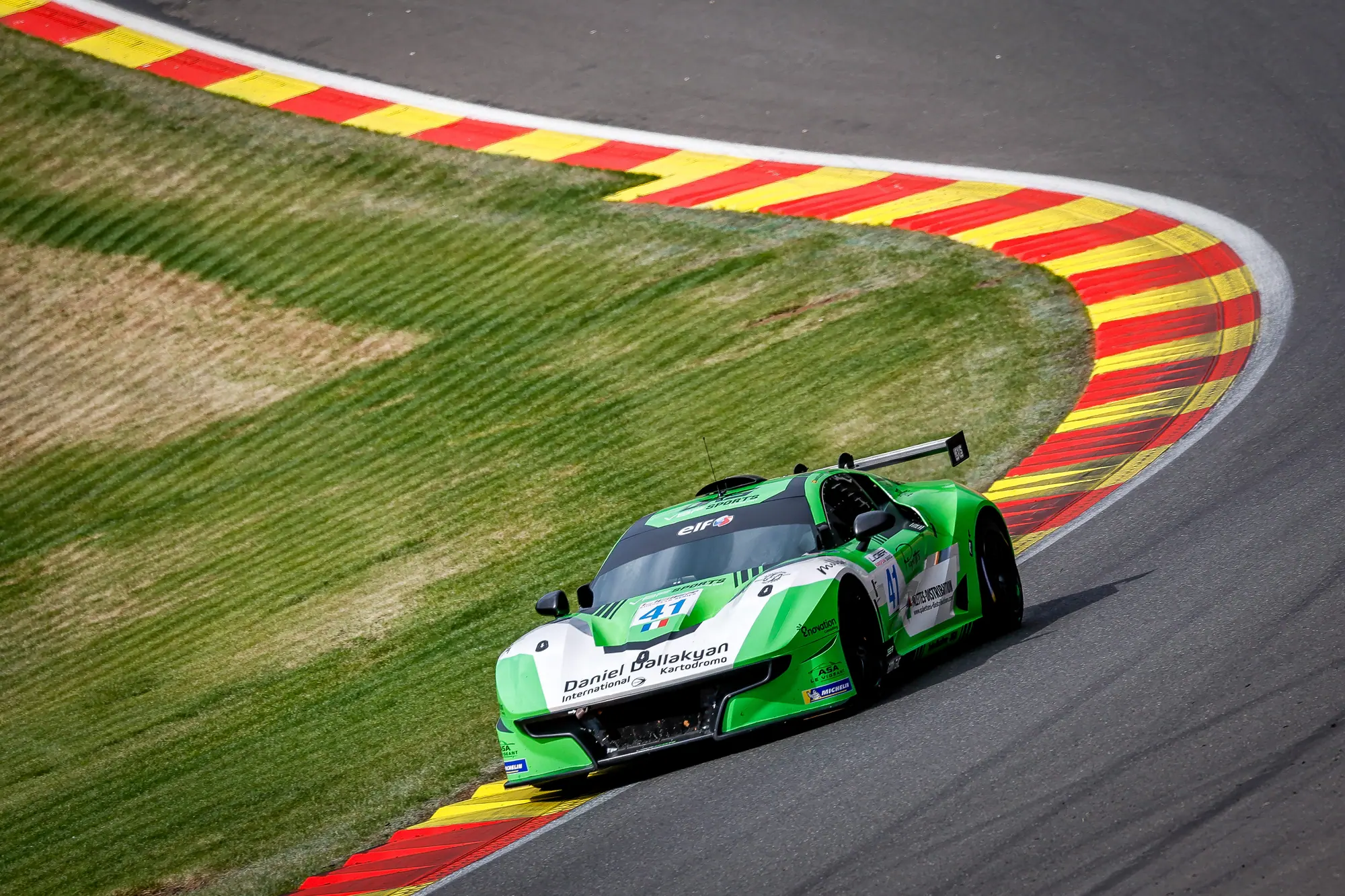 El #41 en una de las curvas de Spa